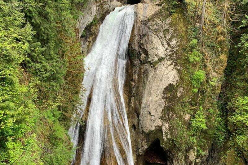 From Seattle: Pacific Northwest Waterfalls & Hiking Tour - The 415 Pine St pickup: the easiest part of your day