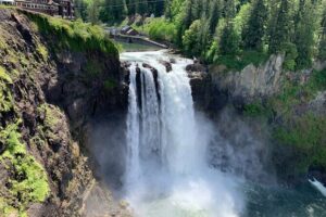 Guided forest hike to Seattle waterfalls incl. Snoqualmie Falls - Snoqualmie Falls: 270 feet plus a depot-and-train-track stroll