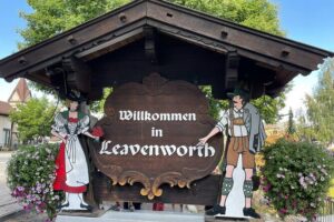 Leavenworth Exclusive Tour from Seattle - Leaving Seattle: Floating Bridges, Bellevue Tech Town Views, and Woodinville Stops