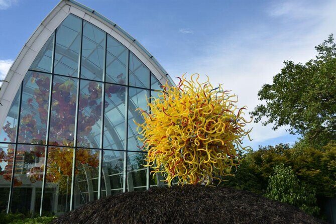 Space Needle and Chihuly Garden and Glass Combination Ticket - Space Needle: 520 feet of Seattle bearings (and the glass floor thrill)