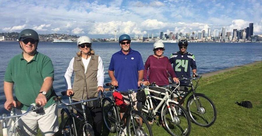 West Seattle: Bike Tour standard or electric - The smooth rhythm: waterfront bike lanes to the boat